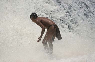 Loinclothed hobby; Obrzek dne - the picture od the day - awa rel - Native washing at a waterfall near Canaima, Venezuela