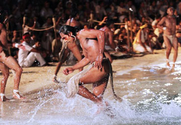 Loinclothed hobby; Obrzek dne - the picture od the day - awa rel - Fotografie: Elizabeth Ruiz -   Mayan ritual asking favors to Ixchel 