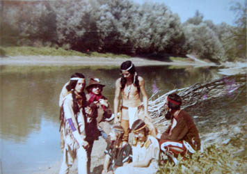 Loinclothed hobby; Obrzek dne - the picture od the day - awa rel -  Indini z Maarska - Oglala Lakota 