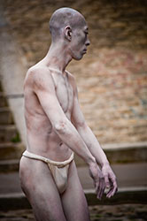 Loinclothed hobby; Obrzek dne - the picture od the day - awa rel -  Butoh,  Paris rue Lemaignan 