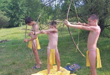 Loinclothed hobby; Obrzek dne - the picture od the day - awa rel - Indian tribe of yellow-loinclothed boys  