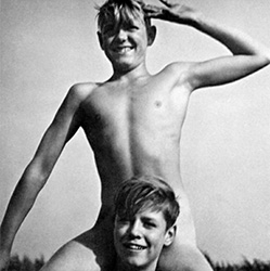 Loinclothed hobby; Obrzek dne - the picture od the day - awa rel - Good time, good friends, two naked boys, cropped 