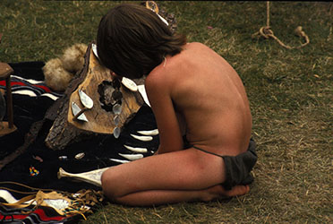 Loinclothed hobby; Obrzek dne - the picture od the day - awa rel - Inspecting bones and shells, Flyingindigo, Reenacting event, loinclothed photo.