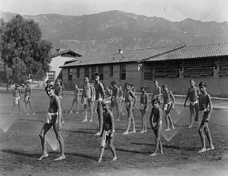 Loinclothed hobby; Obrzek dne - the picture od the day - awa rel - Preventorium boys showering after taking sunbath