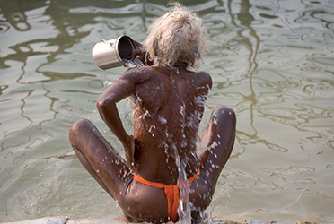 Loinclothed hobby; Obrzek dne - the picture od the day - awa rel - Sadhu Bathing at Kumbh Mela Festival<