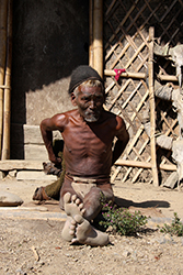 Loinclothed hobby; Obrzek dne - the picture od the day - awa rel - Traditional Konyak man, Longwa, Nagaland 