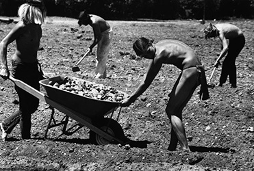 Loinclothed hobby; Obrzek dne - the picture od the day - awa rel -  At the Lorien commune, stones are cleared from the fields, linclothed hippe 