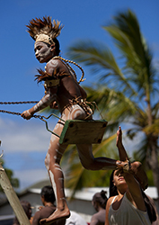 Loinclothed hobby; Obrzek dne - the picture od the day - awa rel - Eric Lafforgue, kid during Tapati festival, Easter Island, Chile