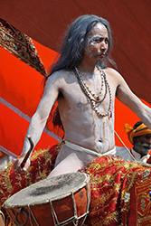 Loinclothed hobby; Obrzek dne - the picture od the day - awa rel - Suchit Nanda Photography, Naga sadhus 