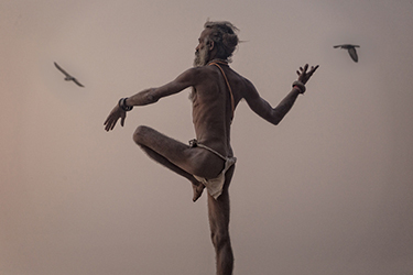 Loinclothed hobby; Obrzek dne - the picture od the day - awa rel - Pierre Arnoldi, VARANASI : LA DANSE AUX OISEAUX