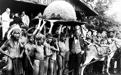 Loinclothed hobby; Obrzek dne - the picture od the day - awa rel - New York Governor Alfred E. Smith while visiting New York Boy Scouts