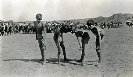 Loinclothed hobby; Obrzek dne - the picture od the day - awa rel - Navajo Boys at Start of Footrace