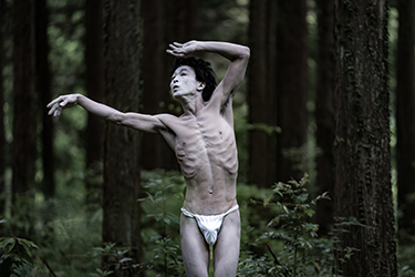 Loinclothed hobby; Obrzek dne - the picture od the day - awa rel - Butoh Dancer Kimihiro Kurose