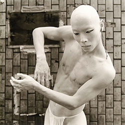 Loinclothed hobby; Obrzek dne - the picture od the day - awa rel - Butoh dancer