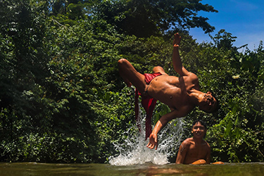 Loinclothed hobby; Obrzek dne - the picture od the day - awa rel - Waiapi men enjoy the Feliz river...