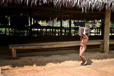 Loinclothed hobby; Obrzek dne - the picture od the day - awa rel -  Photo by Cristina Olteanu,  Embera boy, Panama