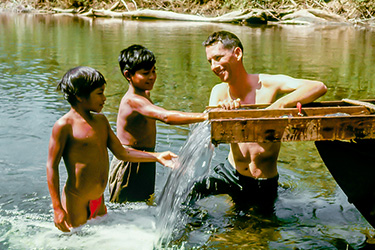 Loinclothed hobby; Obrzek dne - the picture od the day - awa rel -  Searching for Gold in the Jungles of Panama