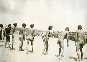 Loinclothed hobby; Obrzek dne - the picture od the day - awa rel -  Loinclothed racers at the starting line,  Simeon Schwemberge