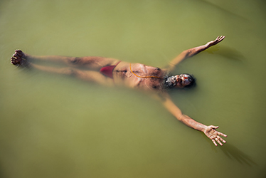 Loinclothed hobby; Obrzek dne - the picture od the day - awa rel - Photo by Andy Richter, On the Shira River, Kumbh Mela