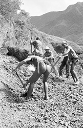 Loinclothed hobby; Obrzek dne - the picture od the day - awa rel - PPhilippines, men clearing rocks at Cordillera Central Mountains in Banaue