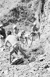 Loinclothed hobby; Obrzek dne - the picture od the day - awa rel - Philippines, Igorot men clearing rocks on northern Luzon island