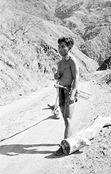 Loinclothed hobby; Obrzek dne - the picture od the day - awa rel - Philippines, Igorot man on road at Cordillera Central Mountains on northern Luzon island