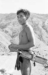 Loinclothed hobby; Obrzek dne - the picture od the day - awa rel - Philippines, Igorot man on road at Cordillera Central Mountains on northern Luzon island