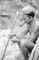 Loinclothed hobby; Obrzek dne - the picture od the day - awa rel - Philippines, Igorot man smoking on northern Luzon island