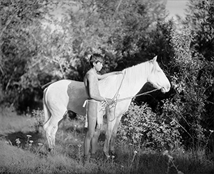 Loinclothed hobby; Obrzek dne - the picture od the day - awa rel - Lee Moorhouse photographs, Cayuse Indian boys stripped for racing with horses