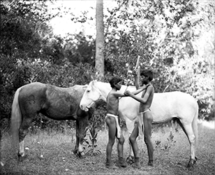 Loinclothed hobby; Obrzek dne - the picture od the day - awa rel - Lee Moorhouse photographs, Cayuse Indian boys stripped for racing with horses