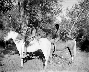 Loinclothed hobby; Obrzek dne - the picture od the day - awa rel - Lee Moorhouse photographs, Cayuse Indian boys stripped for racing with horses