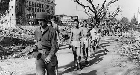 Loinclothed hobby; Obrzek dne - the picture od the day - awa rel - Japanese prisoners guarded by Americans Philippines, 1945