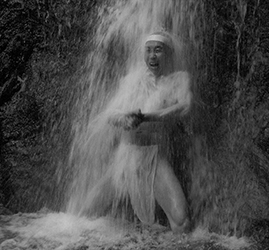 Loinclothed hobby; Obrzek dne - the picture od the day - awa rel - Ajari priest of white loincloth,  fired up in the waterfall purification