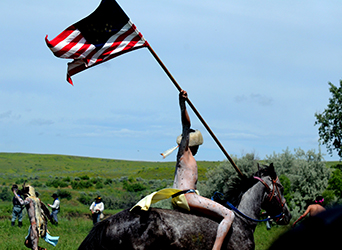 Loinclothed hobby; Obrzek dne - the picture od the day - awa rel - The Realbird re-enactment,
The Battle Of The Little Big Horn,
Crow Agency, Montana,
Photo by Jim Berry