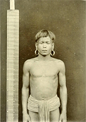 Loinclothed hobby; Obrzek dne - the picture od the day - awa rel - Loinclothed Kayan man, central Borneo, 1898-1900