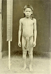 Loinclothed hobby; Obrzek dne - the picture od the day - awa rel - Loinclothed Kayan 11 years old boy,  central Borneo, 1898-1900