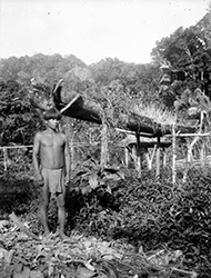 Loinclothed hobby; Obrzek dne - the picture od the day - awa rel - Photo by Erland Nordenskild, Choco Indian, Embera, 1927