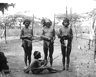 Loinclothed hobby; Obrzek dne - the picture od the day - awa rel -  Photo by H. Candelier, Indiens - Colombie, 1890 