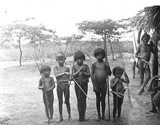 Loinclothed hobby; Obrzek dne - the picture od the day - awa rel - Photo by H. Candelier, Goajire, Enfants Indiens, 1890 