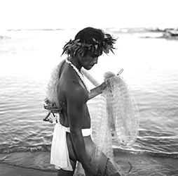 Loinclothed hobby; Obrzek dne - the picture od the day - awa rel - Hawaiian malo ~ B/W ~ 1/8 - Holoholoku Hasselblad - Photo by Kit Furderer 