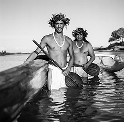 Loinclothed hobby; Obrzek dne - the picture od the day - awa rel - Hawaiian malo ~ B/W ~ 5/8 - Holoholoku Hasselblad - Photo by Kit Furderer 