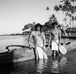 Loinclothed hobby; Obrzek dne - the picture od the day - awa rel - Hawaiian malo ~ B/W ~ 6/8 - Holoholoku Hasselblad - Photo by Kit Furderer 