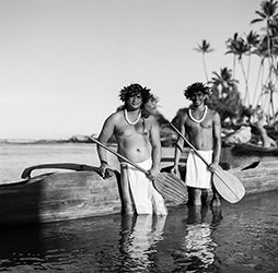 Loinclothed hobby; Obrzek dne - the picture od the day - awa rel - Hawaiian malo ~ B/W ~ 7/8 - Holoholoku Hasselblad - Photo by Kit Furderer 