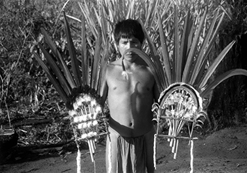 Loinclothed hobby; Obrzek dne - the picture od the day - awa rel - Rapaz aparai (Setina) segurando flauta de pa emplumada, Paula Morgado Dias Lopes, 1990