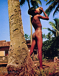 Loinclothed hobby; Obrzek dne - the picture od the day - awa rel - Vintage Ceylon Sri Lanka Boy Drinking Coconut Milk ~ 1959, Photo By Raymond Barnes