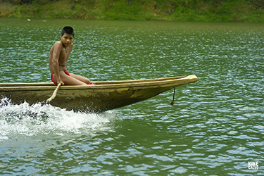 Loinclothed hobby; Obrzek dne - the picture od the day - awa rel -  Embera youth, Photo by Kike Calvo