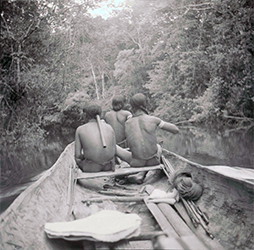 Loinclothed hobby; Obrzek dne - the picture od the day - awa rel - three Wai Wai tribes people in a canoe