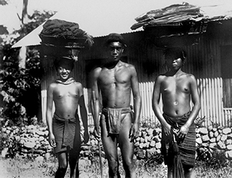 Loinclothed hobby; Obrzek dne - the picture od the day - awa rel - Igorots at a Bontoc Market, Luzon Island, Philippines