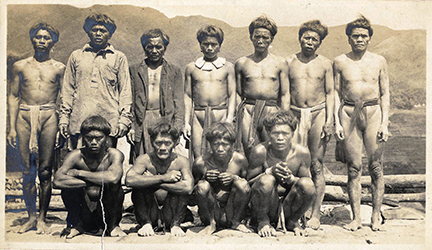 Loinclothed hobby; Obrzek dne - the picture od the day - awa rel - Group picture of eleven Ifugao men