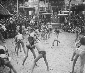 Loinclothed hobby; Obrzek dne - the picture od the day - awa rel - Children wrestle with each other as a Tet sport in Hanoi ~ 1929